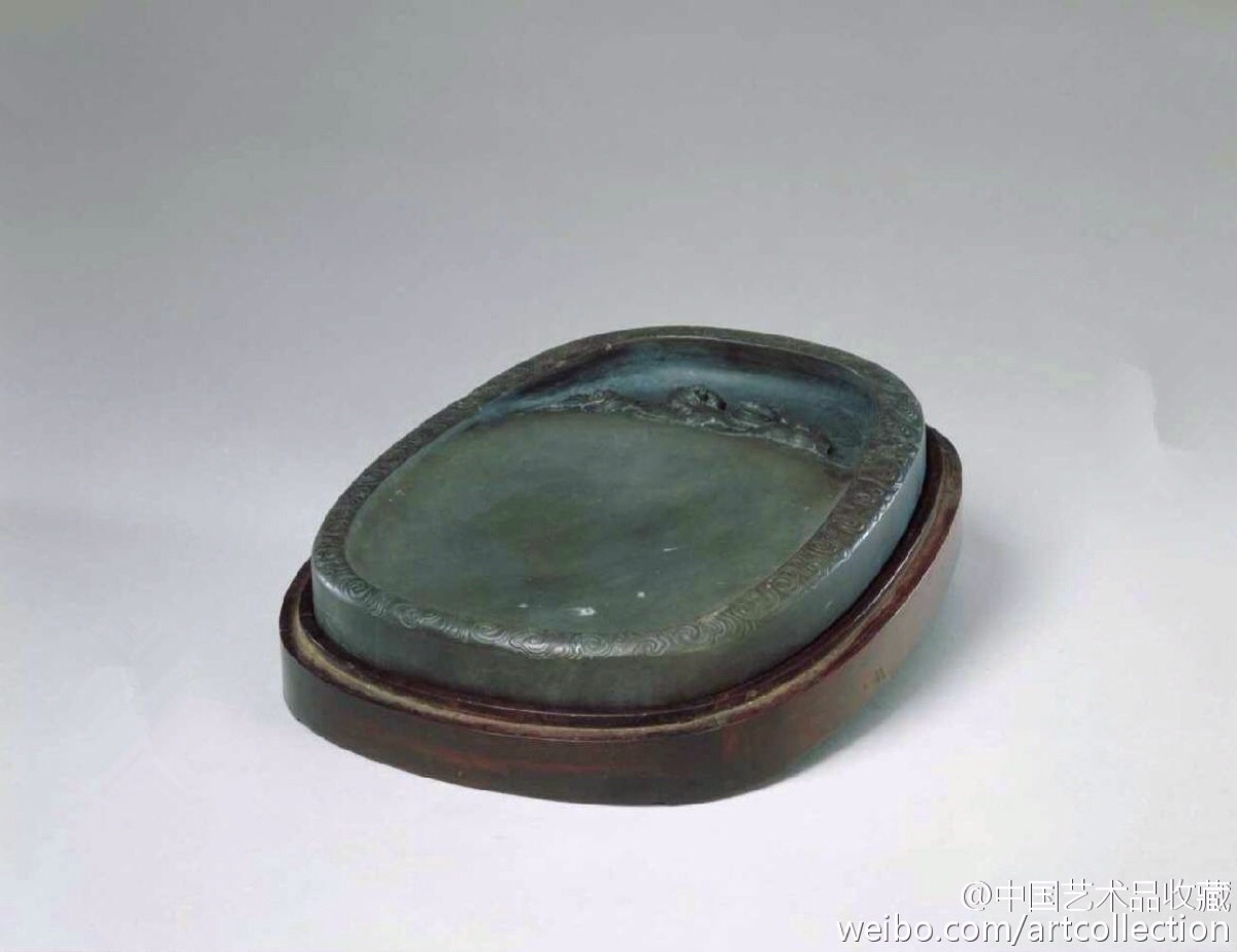 【 清乾隆 《端石寿山福海纹砚》】22cm,宽15cm,厚3cm,北京故宫藏.