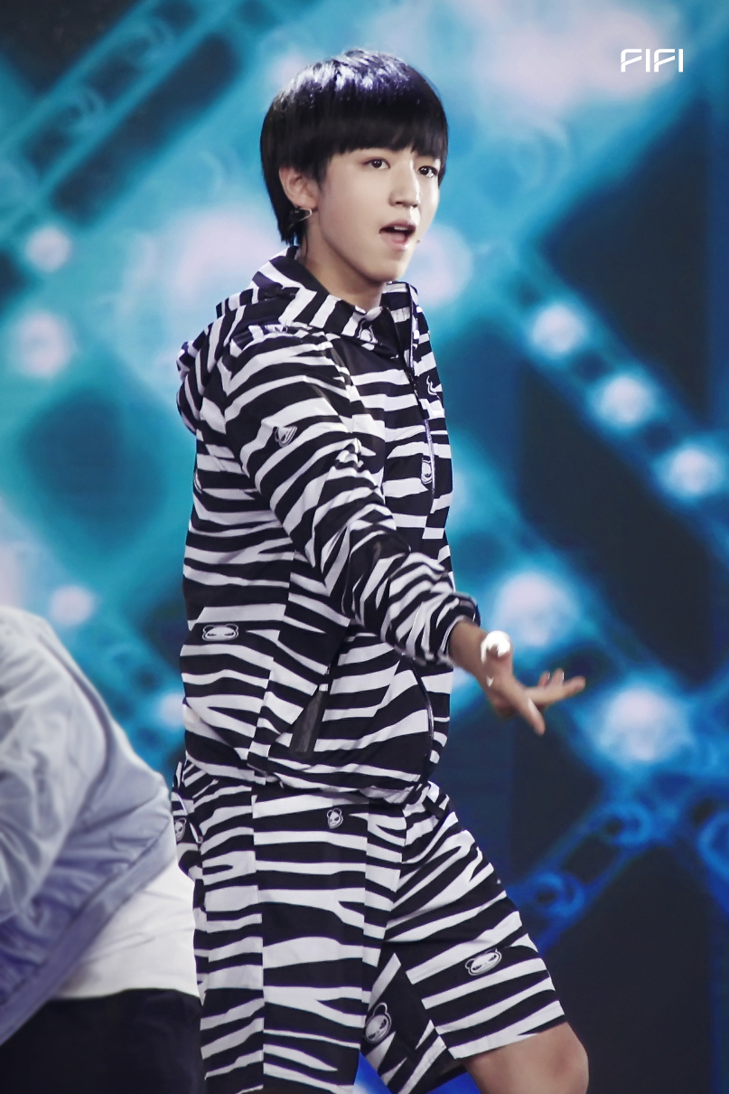 王俊凯# #tfboys王俊凯# #tfboys#150528六一晚会 cr 大哥的酸母乔