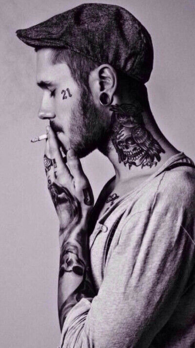 社会男生纹身抽烟壁纸图片