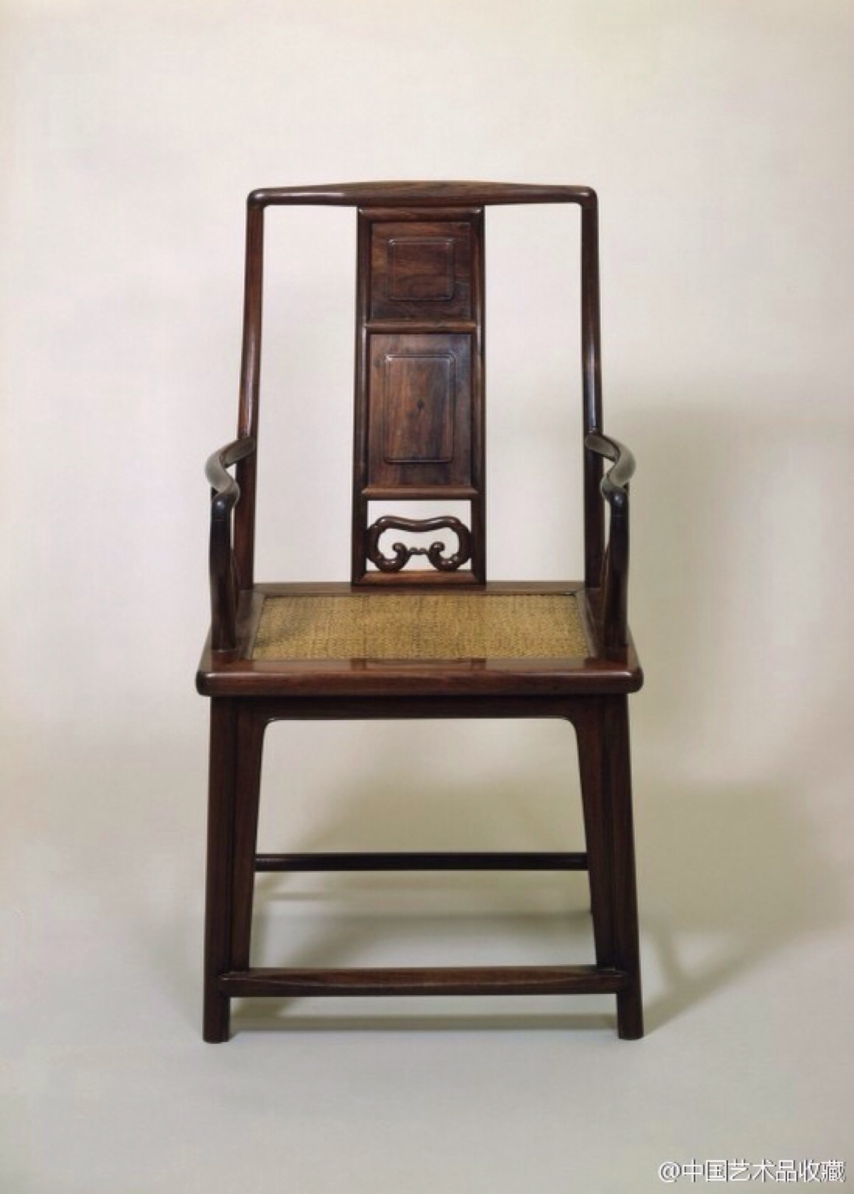 【明 《南官帽扶手椅》 】此椅子做工考究,结构严谨.