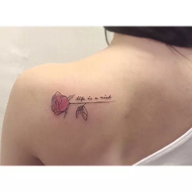 女生肩部纹身 彩色玫瑰