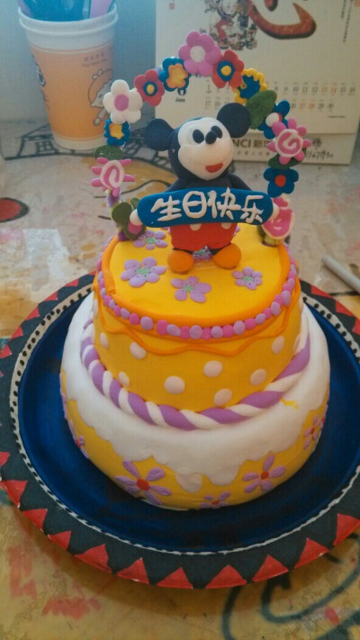 在缺黑少白的情况下,捏出了一个十几厘米的轻黏土双层蛋糕《米奇双层