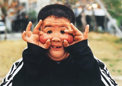 日本街头摄影师梅佳代镜头下的搞怪小学生,照片里洋溢着小男孩傻傻的