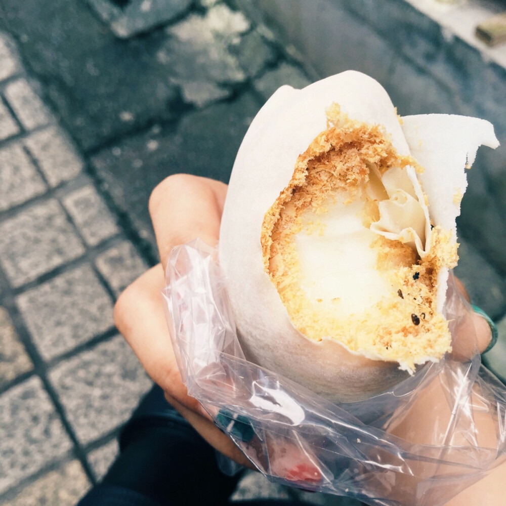 台湾 平溪一日游 老奶奶卖的花生卷冰淇淋 分量太足 牙齿快冻坏 但是