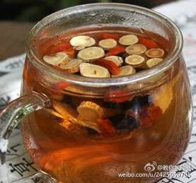 【精神不足,睡眠不好食疗方】当归桂圆饮:当归7克,桂圆2枚(去壳)开水