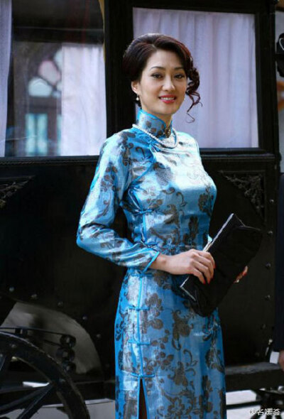 超模孟广美在电视剧《京城四少》中的旗袍造型十分养眼