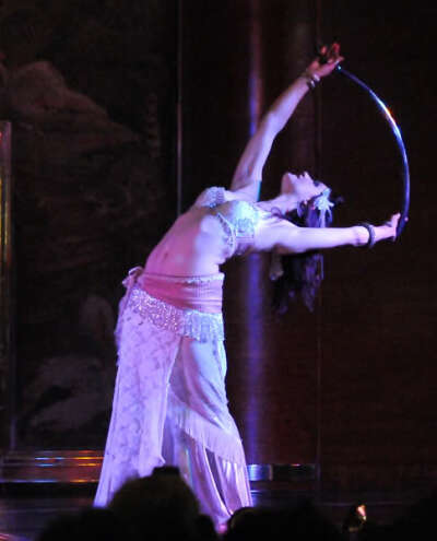 你手中的弯刀如月牙,映入我的眼帘.