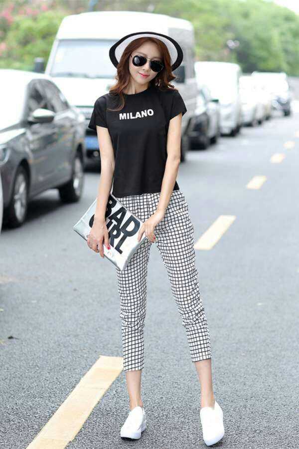 新款韩版修身短款圆领必备t恤搭配时尚韩版格子裤既休闲又不失漂亮哟