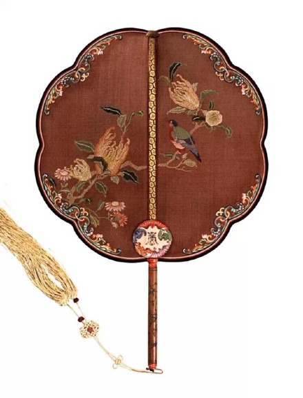 因形似圆月,且宫中多用之,故称.是一种圆形有柄的扇子.