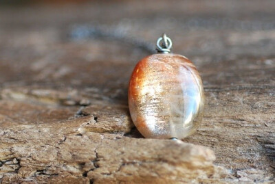 太阳石(sunstone)学名称"日光石"或"金星长石",斜长石的一种.