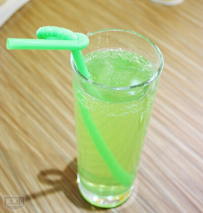 【好喝又简单的青苹果汁】 主料:青苹果500g 水150ml 做法:1