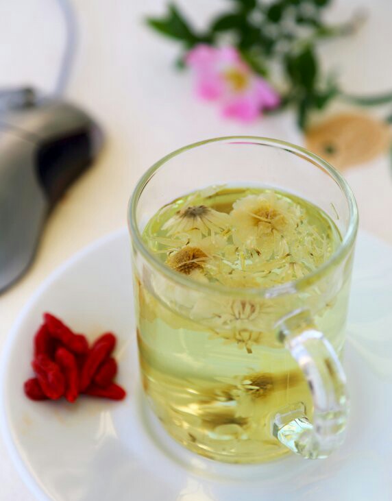3.冲入开水.4.立即倒掉茶水.注:我常常都是第一泡倒掉,这叫洗茶.5.