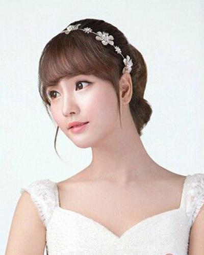 韩式齐刘海新娘发型推荐八 这款新娘发型采用空气感齐刘海设计,而且将