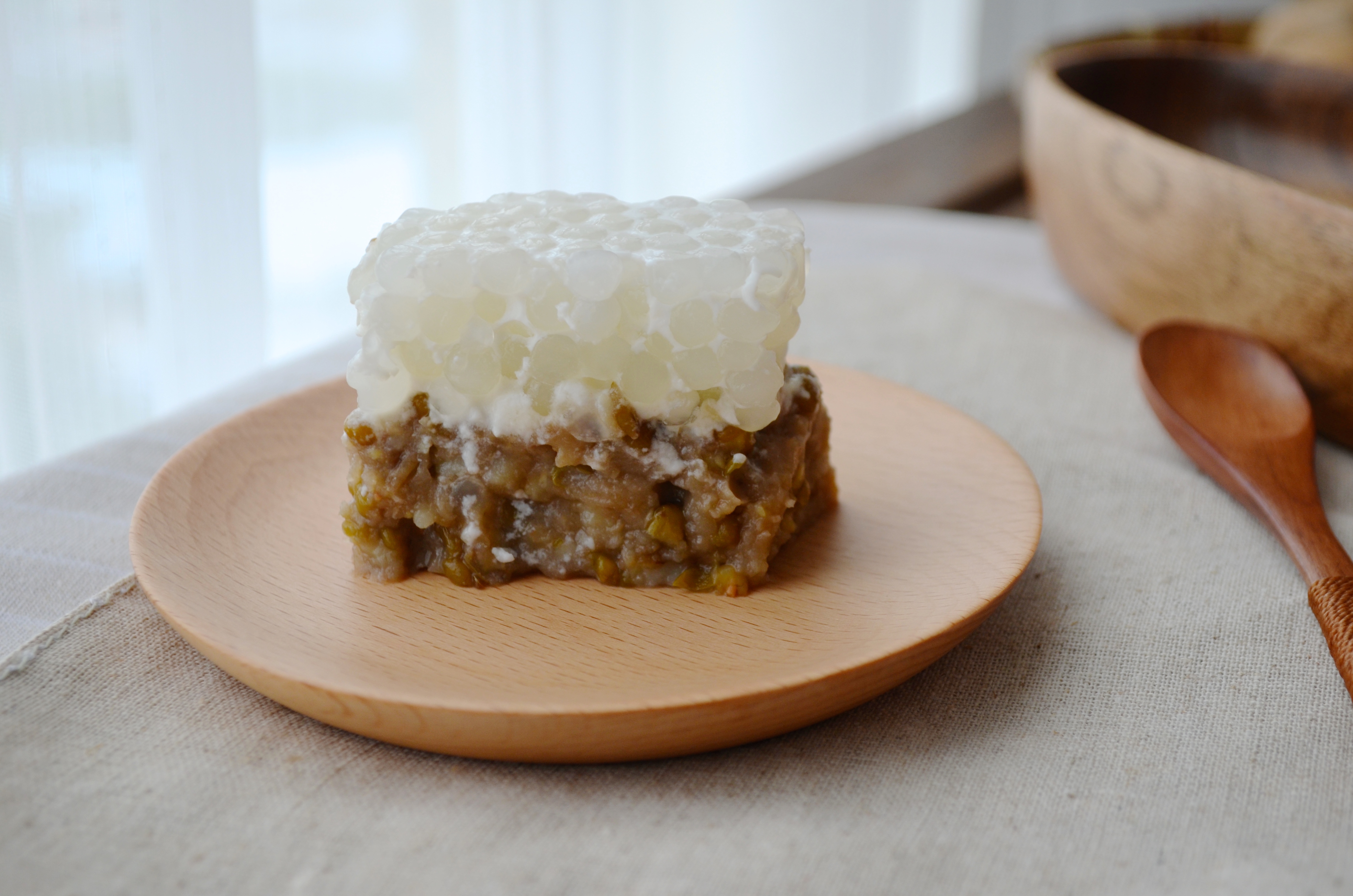 绿豆椰汁西米糕,西米煮熟过冷水放凉倒入模具,椰浆里加入吉利丁煮沸