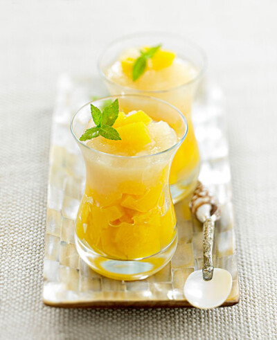【蜂蜜菠萝茶】---⑴材料:菠萝,柠檬,冰糖,蜂蜜.