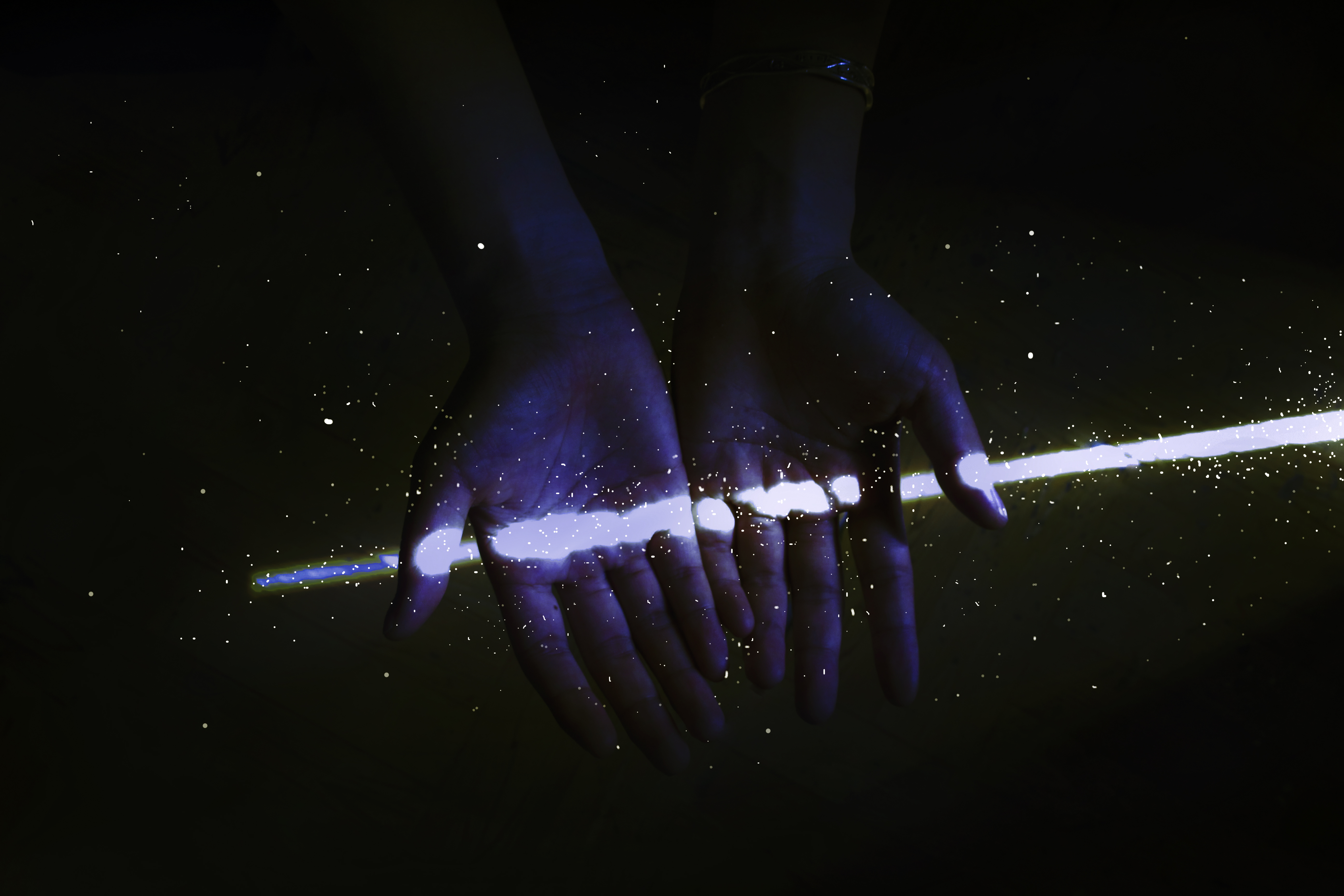 门缝里的光 看见的时候总想留下来 想想只能照下来