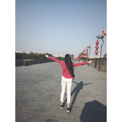 背影 长发及腰 旅游景点:陕西西安 古城墙