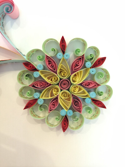 我的第一幅衍纸作品,"蝶恋花"中的花,用公司废弃饭票制作