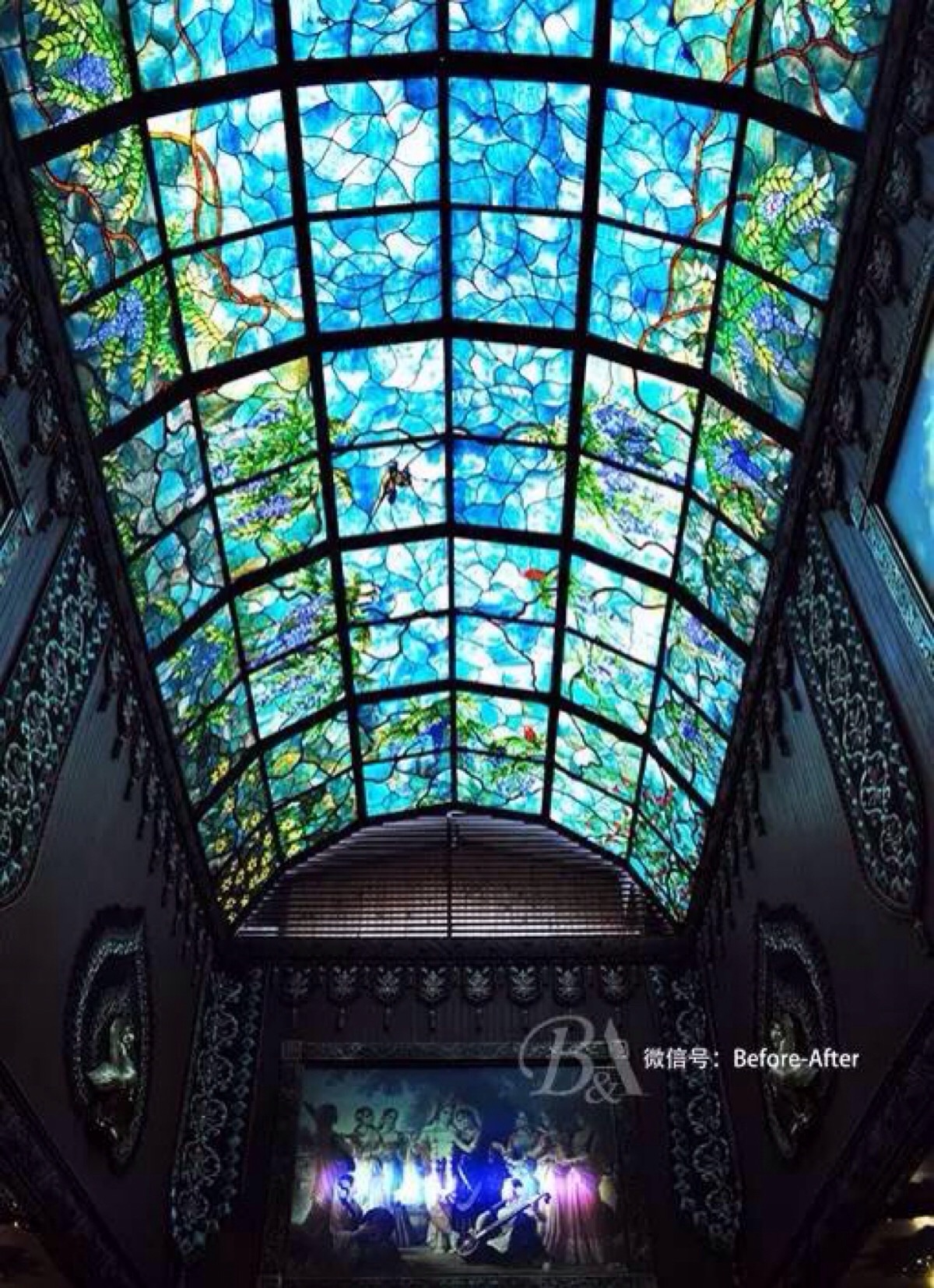 ▼彩绘玻璃的顶棚设计美得如置身天堂.