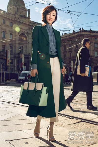 王丽坤——墨绿色长款大衣,尽显优雅,搭配牛仔衬衫和白色九分裤,时尚