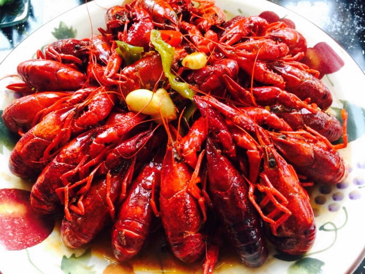 麻辣小龙虾:龙虾洗净煮到八成熟,葱姜蒜,杭椒切段,油是平日炒菜用量的