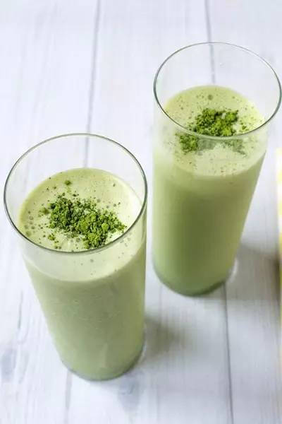 抹茶(中国古时称作末茶)起源于中国隋唐,将春天的茶叶的嫩叶,用蒸汽