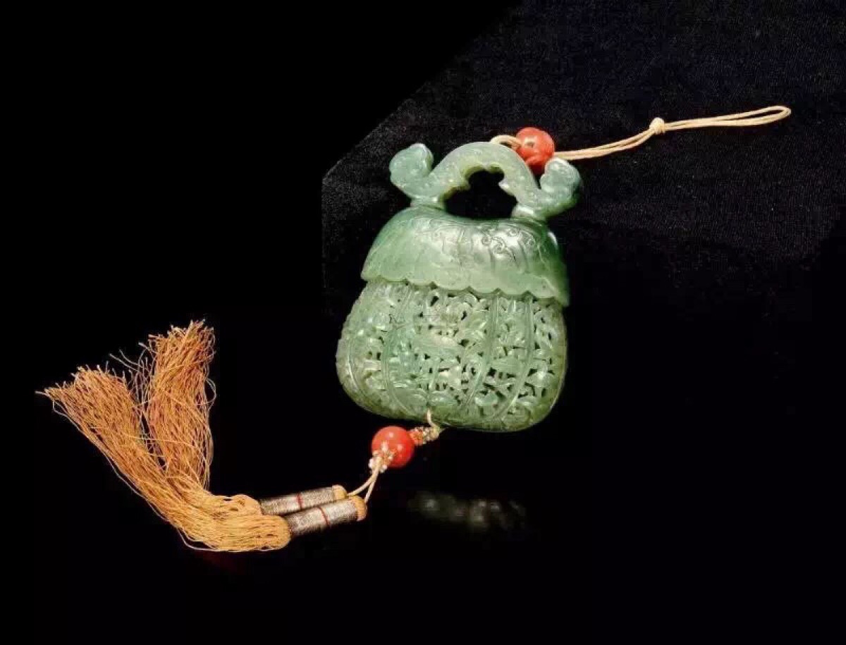 碧玉镂雕花卉荷包形香囊