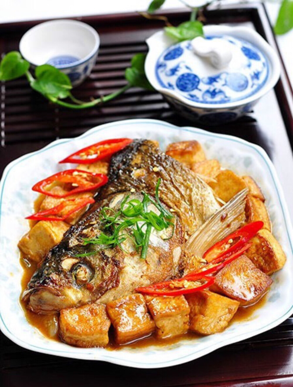 【红烧鱼头豆腐】食材:400克大鱼头,2块豆腐,10克姜片,5瓣大蒜,5克