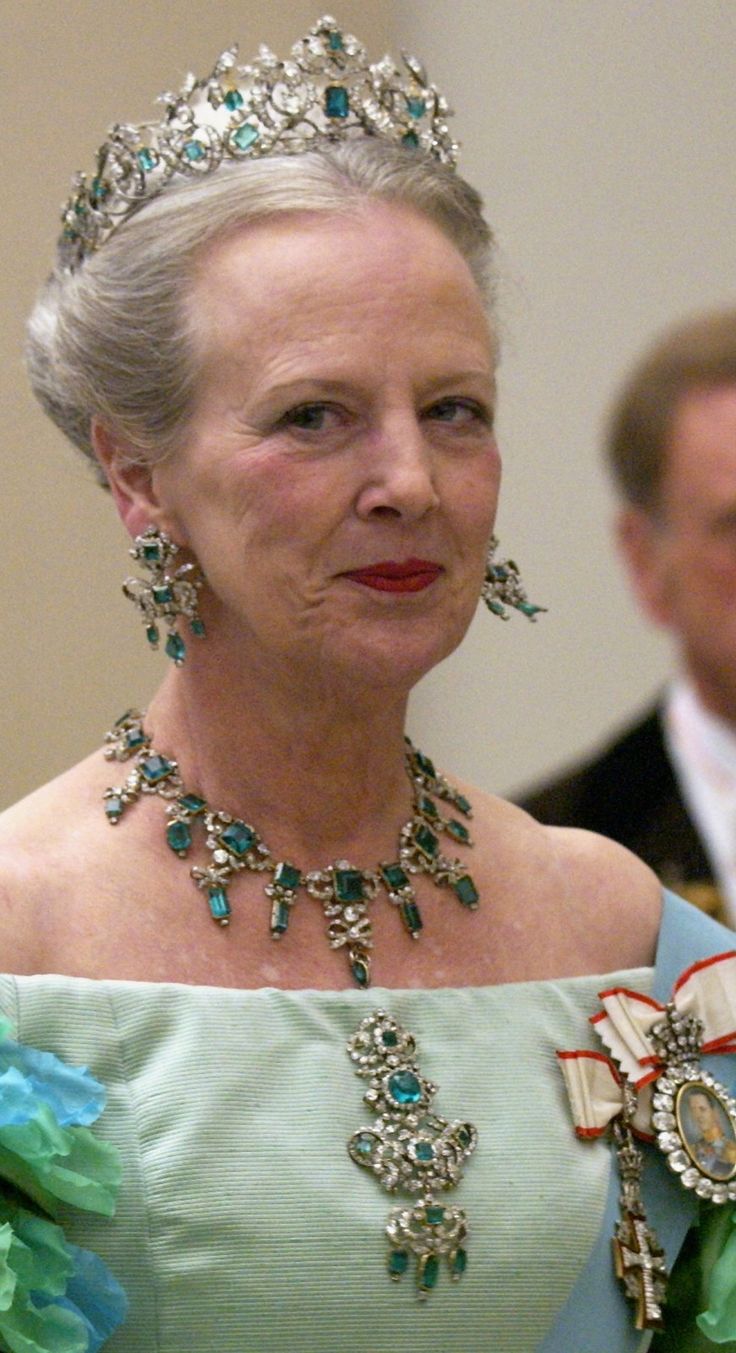 丹麦女王玛格丽特二世戴着绿宝石全套首饰
