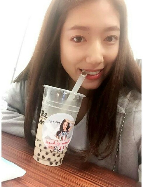 喝到想喝的台湾珍珠奶茶真开心是吧~#朴信惠女神# 信惠自拍照
