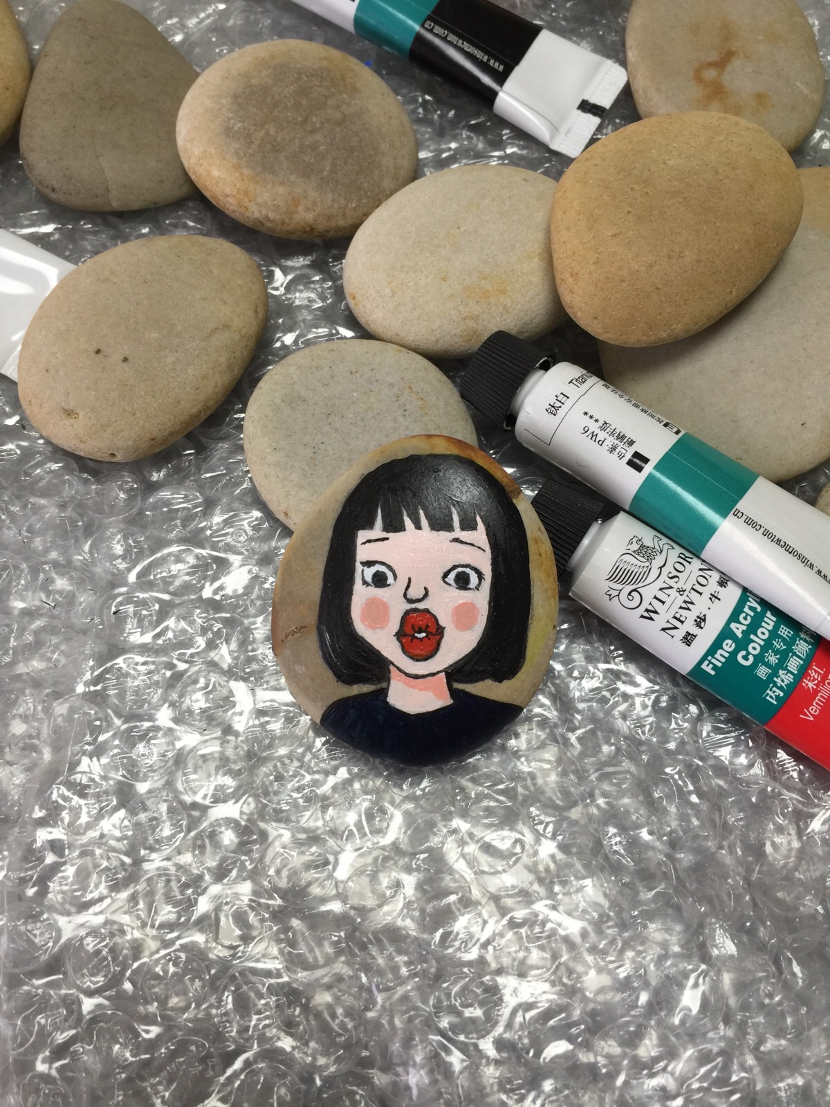 石头画.噘嘴的女孩.