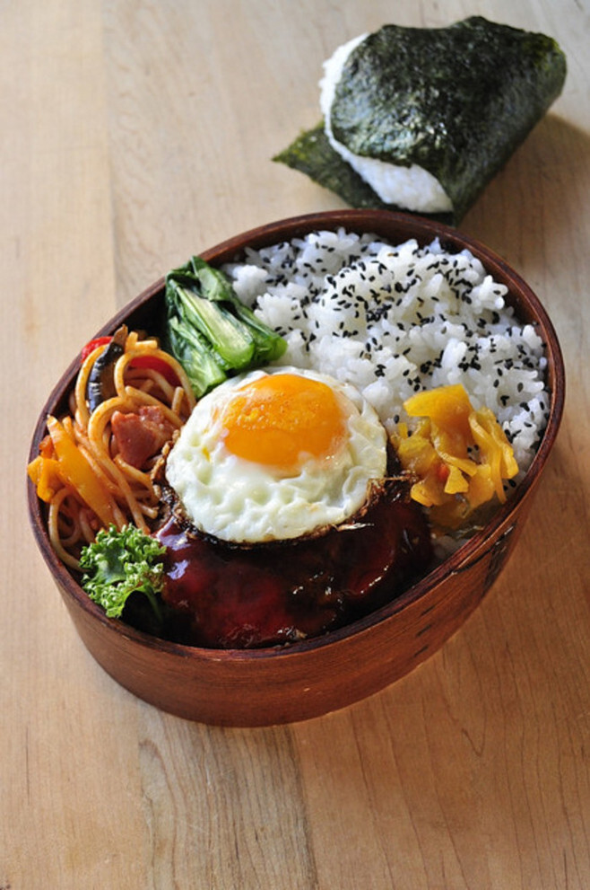 "便当"一词后来反传入中国是源于日语"弁当"(音:bentou).