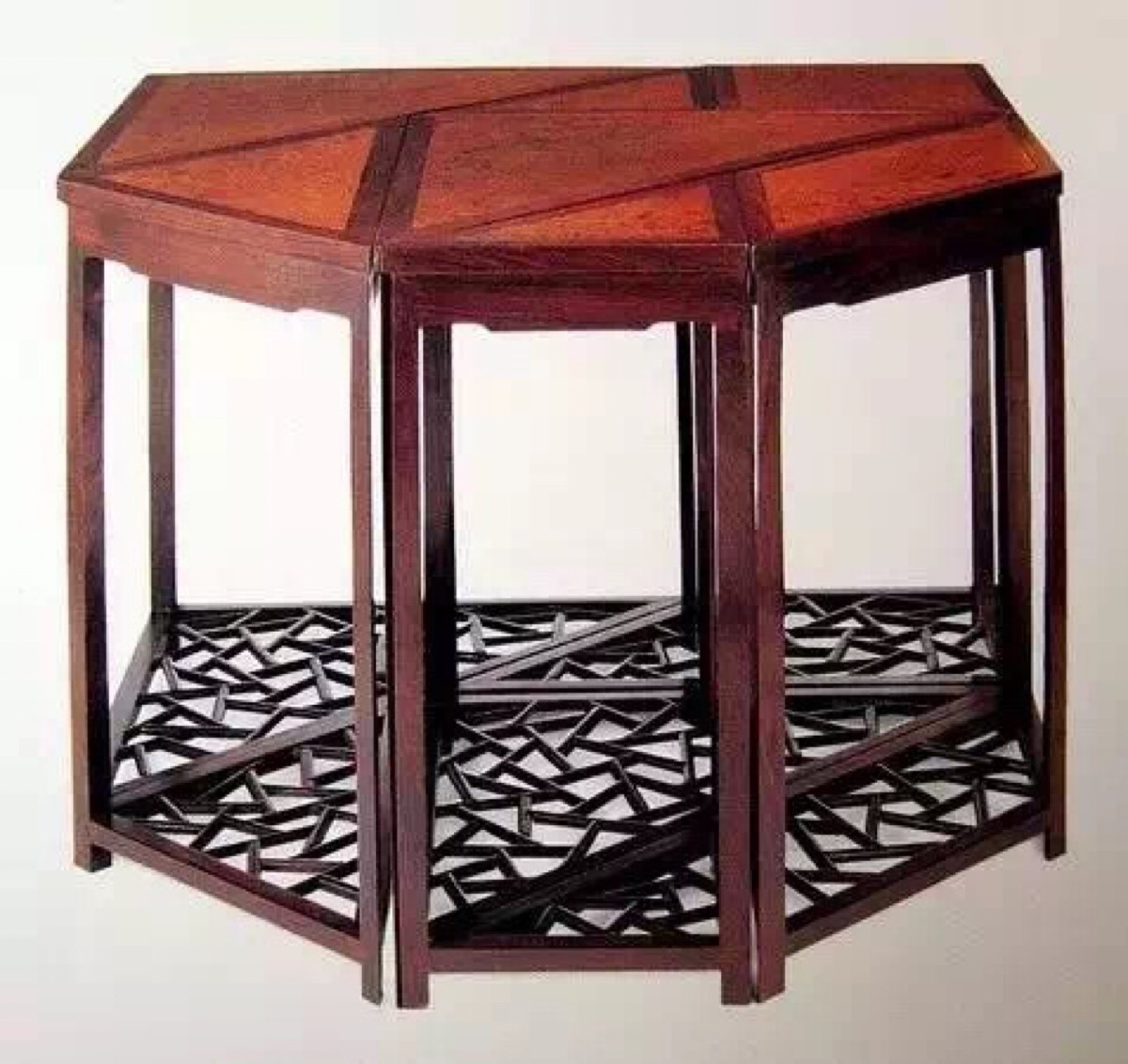 燕几与蝶几最后发展为清代的七巧桌,也就是七巧板的来源