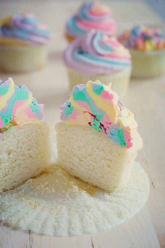 彩虹纸杯蛋糕奶油图片