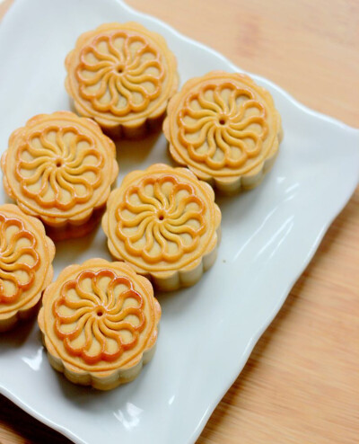 广式莲蓉蛋黄月饼.