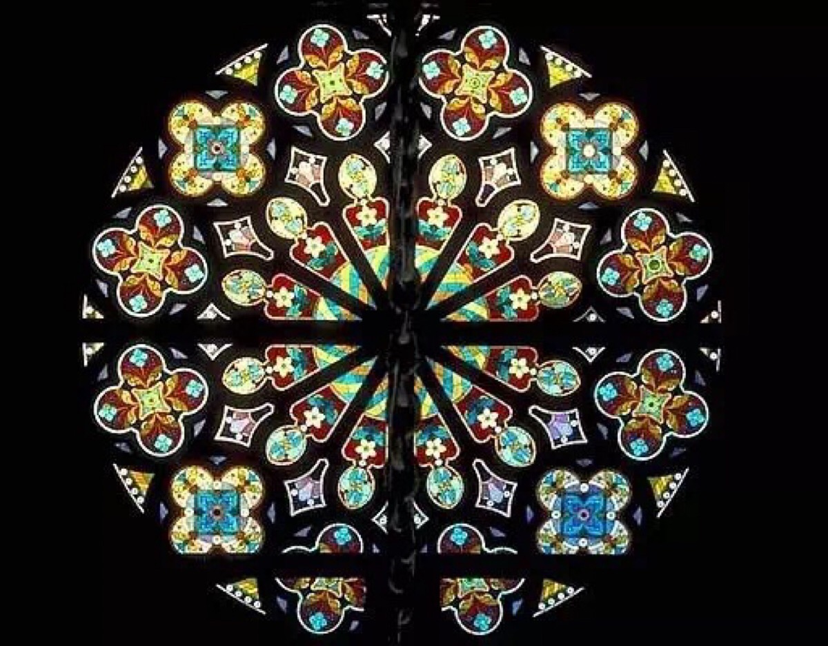 玫瑰窗(therose window)也称玫瑰花窗,为哥特式建筑的特色之一,指