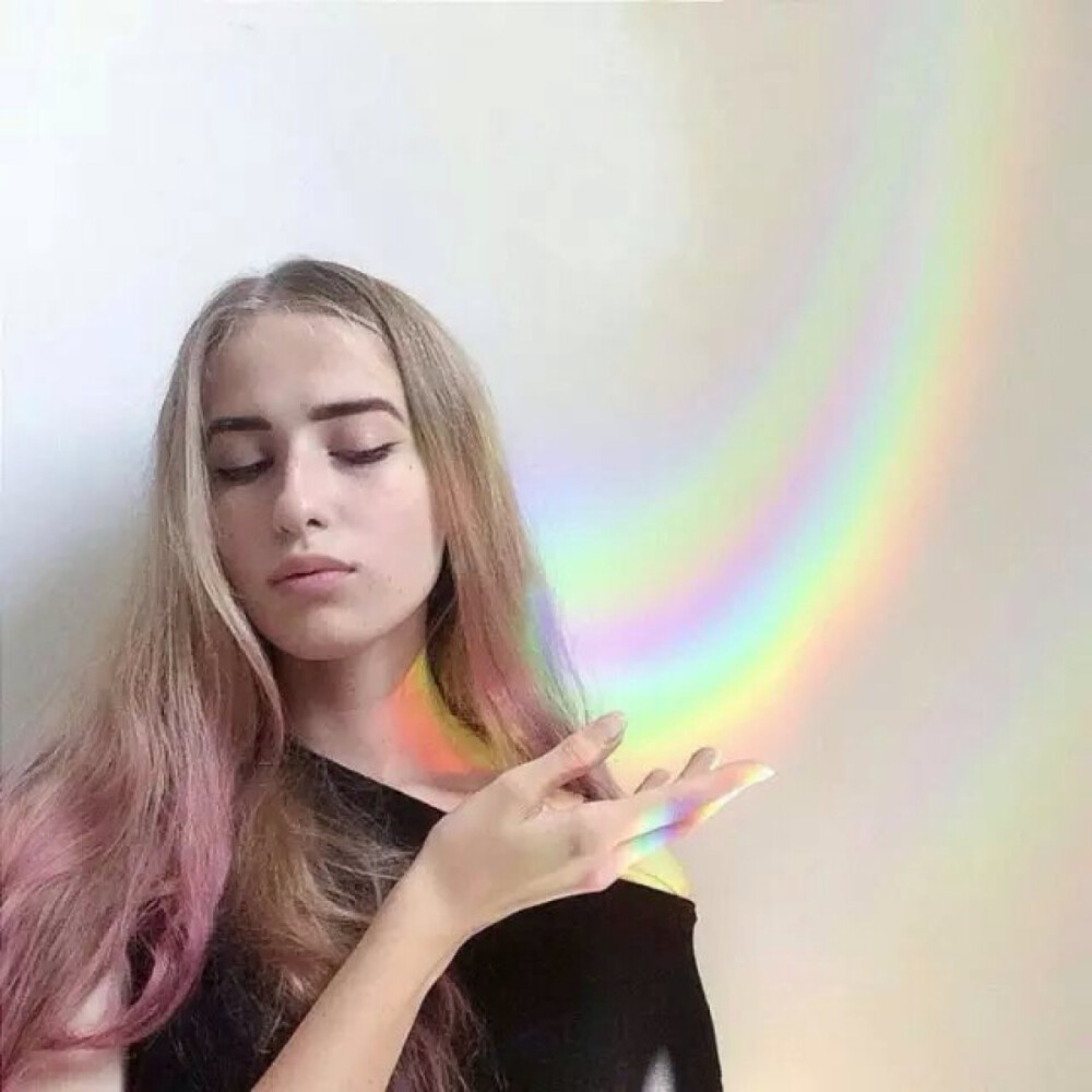 带彩虹的女生头像图片