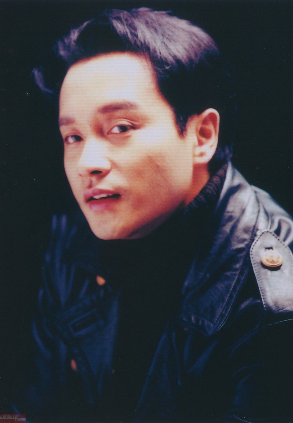 张国荣,1956年9月12日生于香港,歌手,演员,音乐人;影视歌多栖发展的