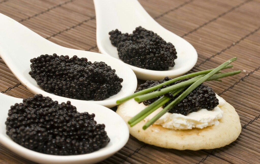 『法式美食 鱼子酱』caviar,又称鱼籽酱,在波斯语中意为鱼卵,严格来说