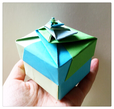 折三角形的纸盒