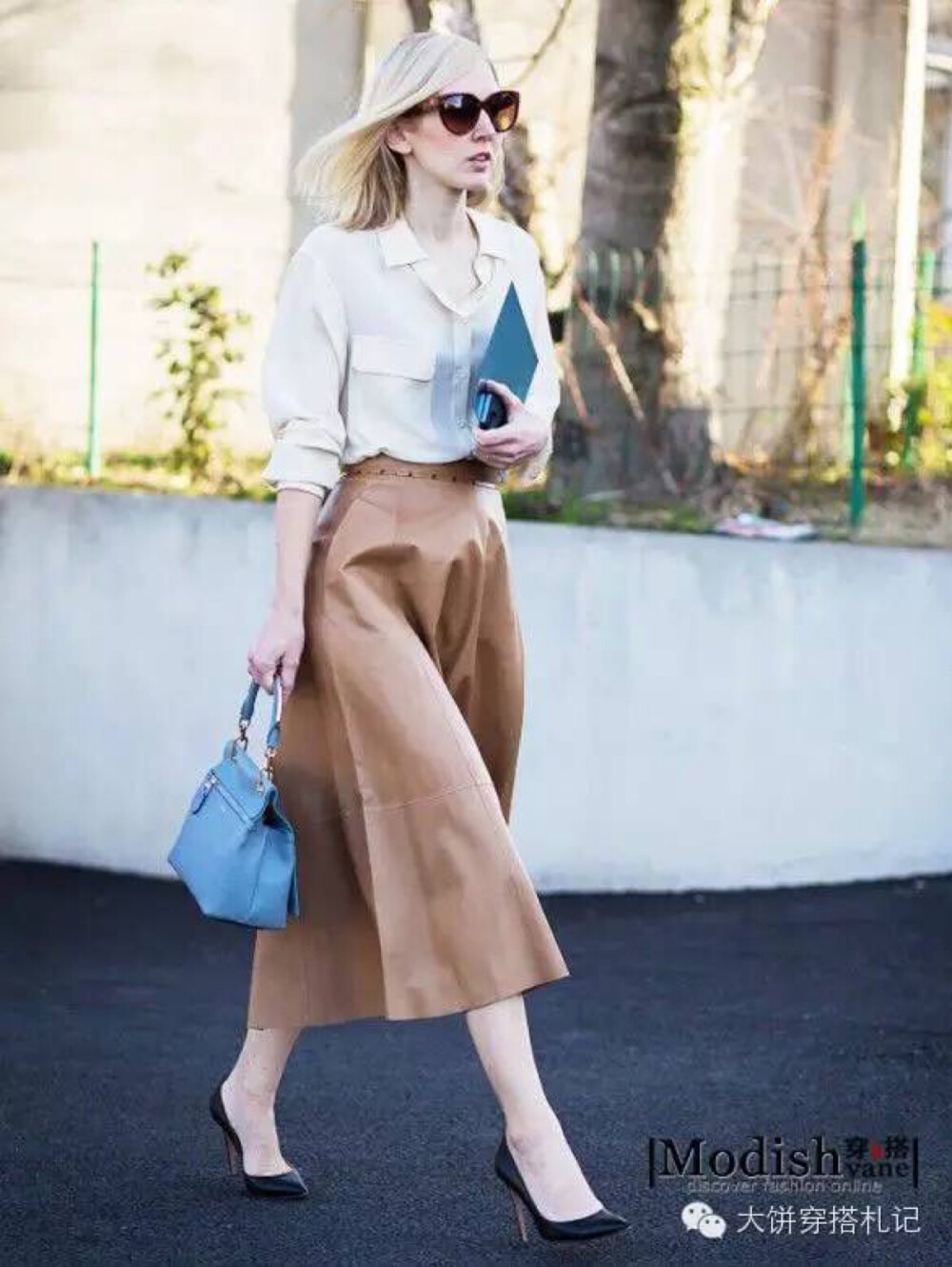 白色衬衫x驼色半裙midi裙