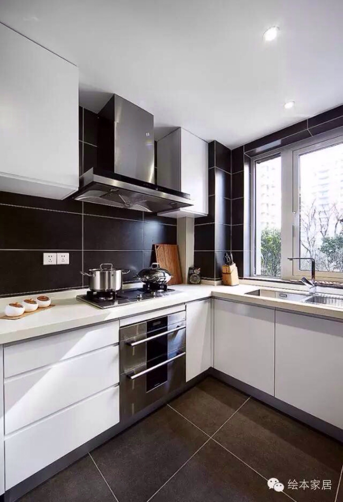 厨房里的瓷砖黑色
