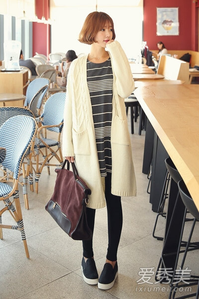 中长款白色毛衣开衫清纯文静,精致的麻花编织图案,搭配条纹连衣裙和