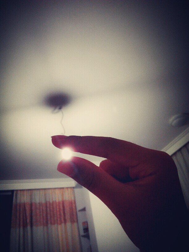 抓住了光,放在手心里怕滑落,于是紧紧的捏着,却忘了,会碎.