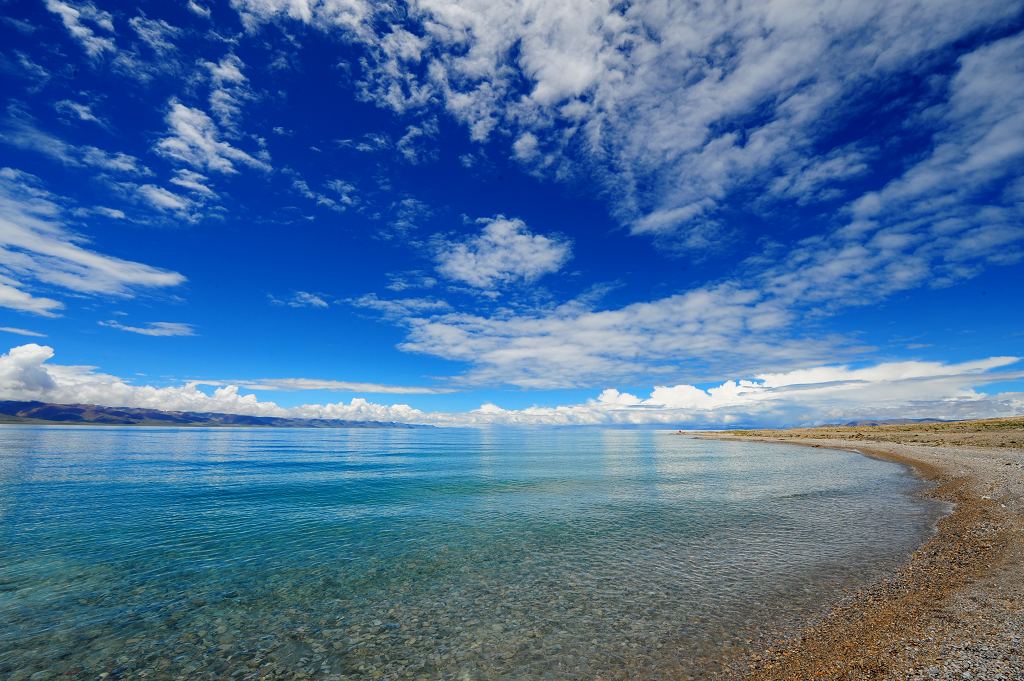 纳木错,藏语意为天湖,是西藏三大圣湖之一,湖面海拔4718米,东西长70