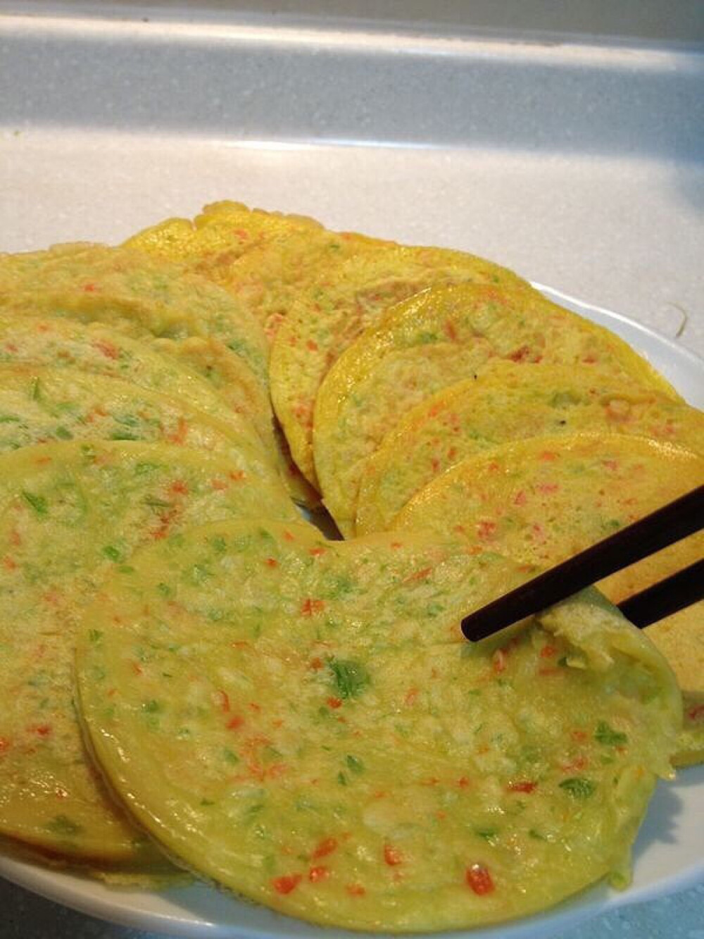 做法:1.芹菜,胡萝卜刨去外皮,切小段.