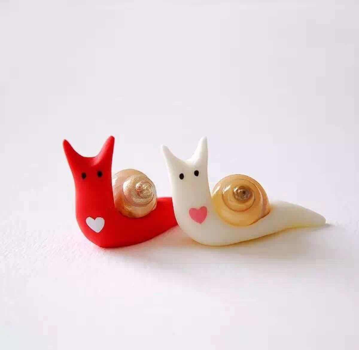 afsaneh tajvidi的软陶作品中,这群可爱的小蜗牛可谓招牌,难怪成为