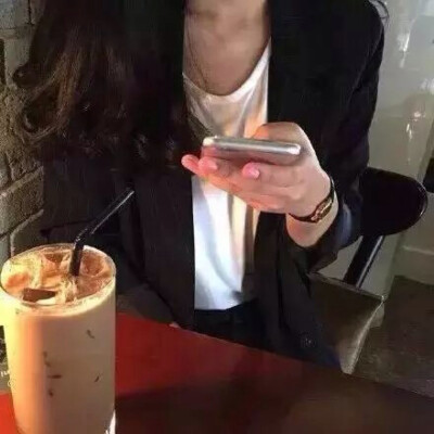 女生喝奶茶头像真人图片