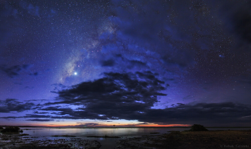 在这幅静谧的星空景像里,随着暮光隐没,星星就现出身影,正如同波斯