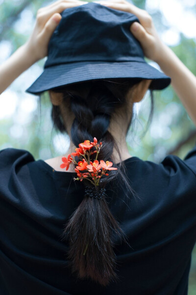 麻花辫背影女孩图片图片